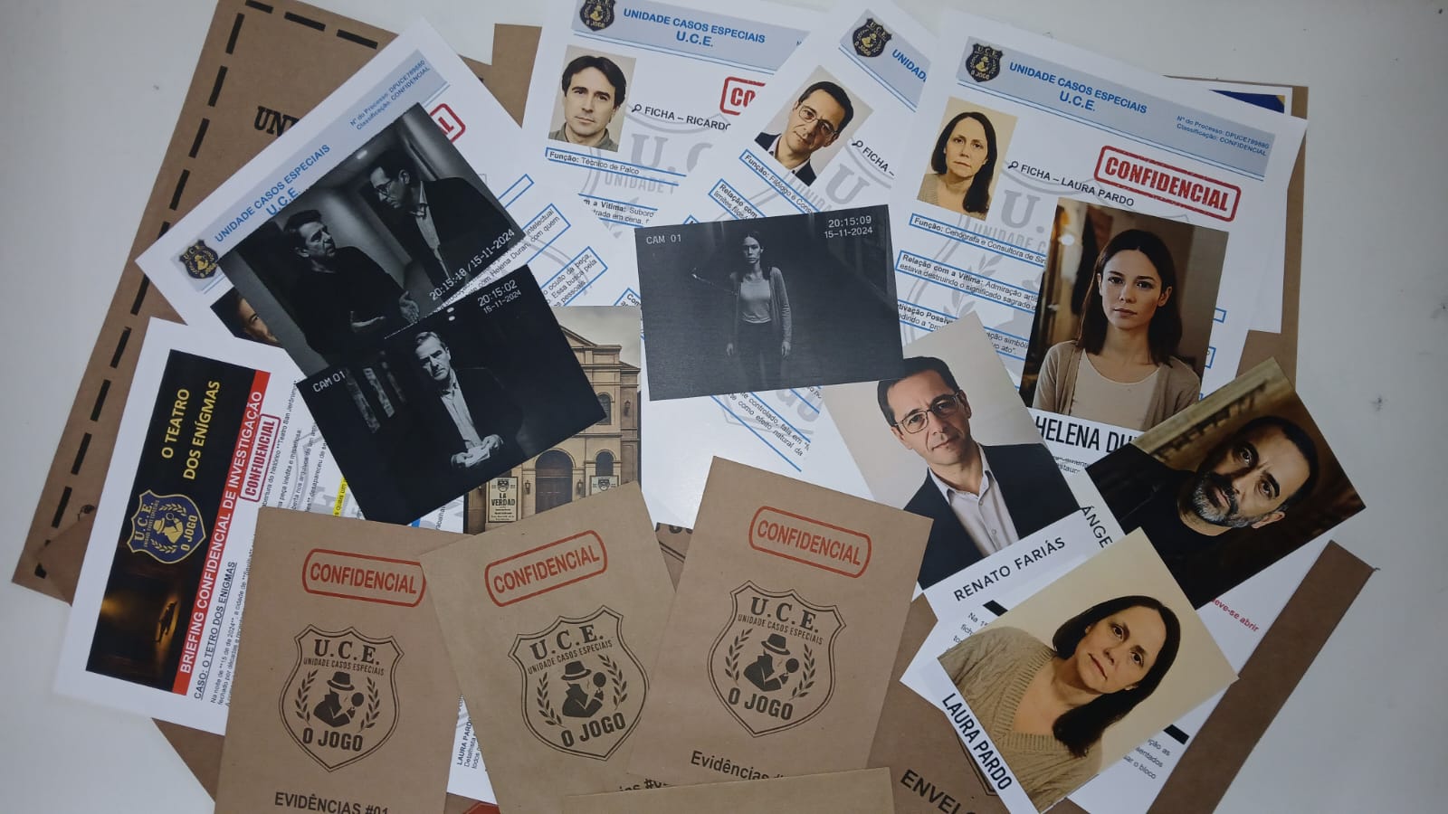 Conteúdo do kit da U.C.E. com dossiês, relatórios e evidências